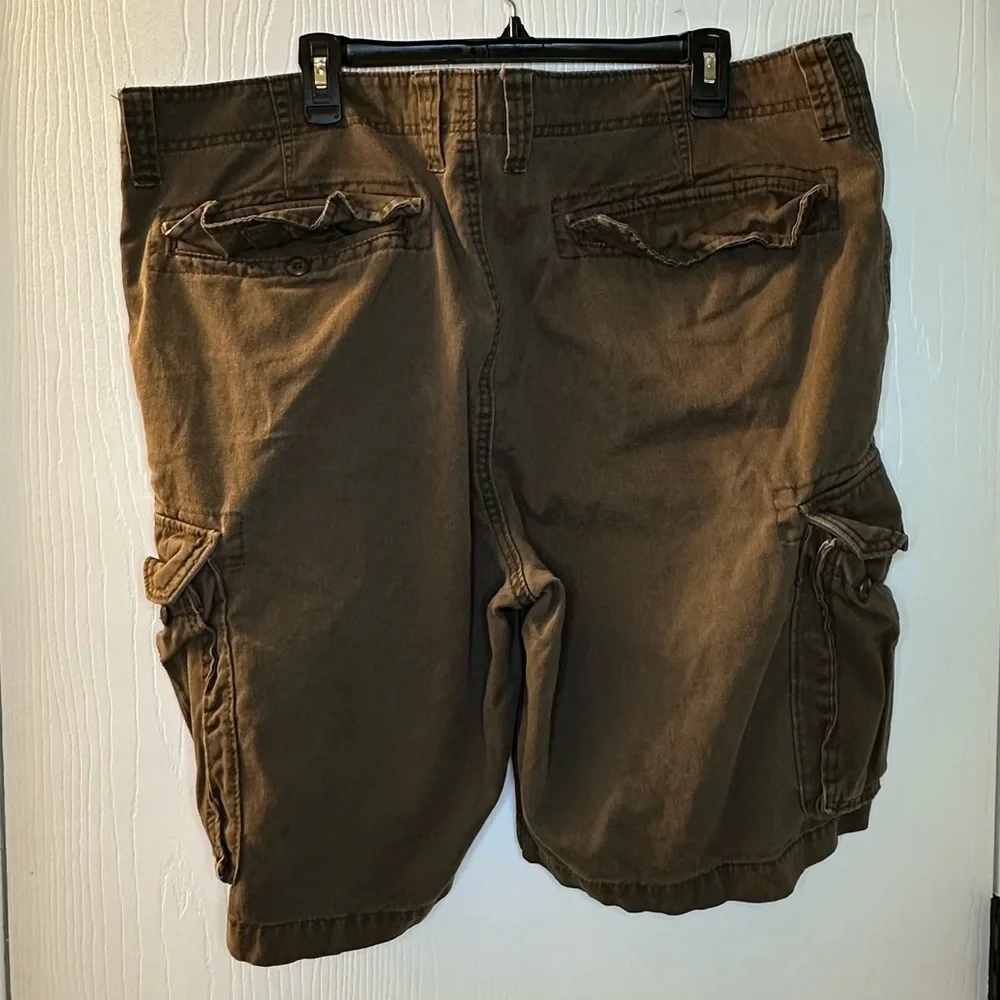 Old Navy brown‎ cargo shorts men’s 42 - button missing Inseam 10”